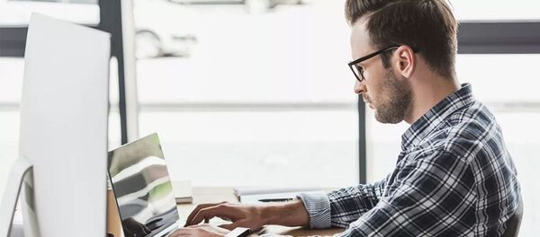 Мужчина за компьютером  - 俄罗斯卫星通讯社