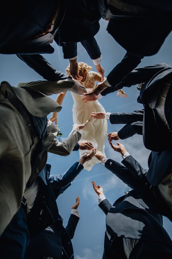 2019年国际婚礼摄影师大赛新娘派对组决赛作品，赖斯·迪威尔特（比利时）。 - 俄罗斯卫星通讯社