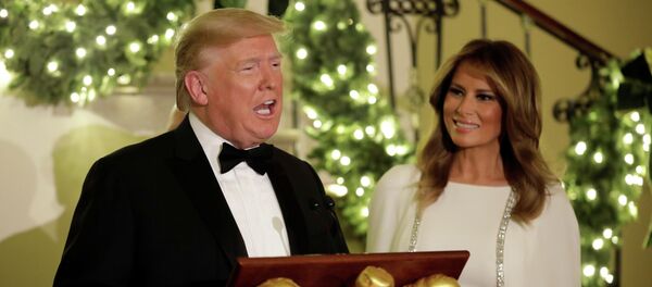 Президент США Дональд Трамп с  Меланией выступает с речью на балу Конгресса в Большом Фойе Белого дома в Вашингтоне - 俄罗斯卫星通讯社