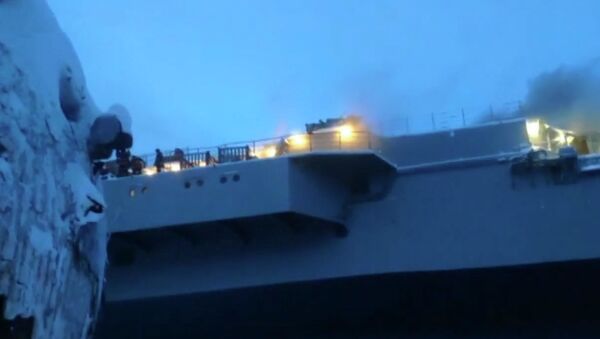 Стоп-кадр видео пожара на тяжелом авианесущем крейсере Адмирал Кузнецов в Мурманске - 俄罗斯卫星通讯社