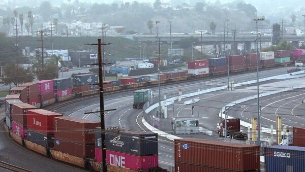 shipping containers are stacked on a train at the Port of Los Angeles - 俄羅斯衛星通訊社