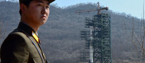 Северокорейский солдат стоит на страже на космодроме Сохэ, КНДР Северокорейский солдат стоит на страже на космодроме Сохэ, КНДР - 俄罗斯卫星通讯社
