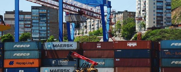 Грузовые контейнеры во Владивостокском морском торговом порту - 俄羅斯衛星通訊社