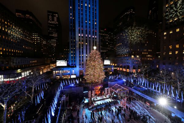 Новогодняя елка на площади перед Рокфеллеровским центром в Нью-Йорке - 俄罗斯卫星通讯社