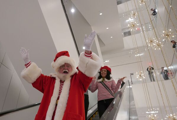 Санта-Клаус на эскалаторе в магазине Nordstrom в Нью-Йорке - 俄羅斯衛星通訊社