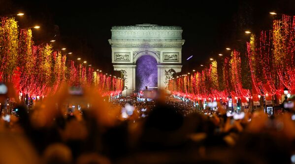 Зрители во время праздничного светового шоу перед Триумфальной аркой в Париже - 俄羅斯衛星通訊社