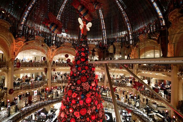 Новогодняя елка в универмаге Galeries Lafayette в Париже - 俄羅斯衛星通訊社
