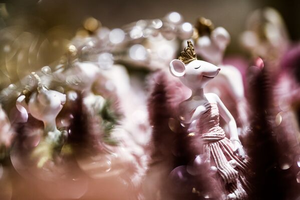 Фарфоровая фигурка мыши на новогоднем базаре в ЦУМе - 俄罗斯卫星通讯社
