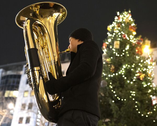 Музыкант духового оркестра Rudersdorf Music Society играет на трубе на рождественском базаре в Вене - 俄罗斯卫星通讯社
