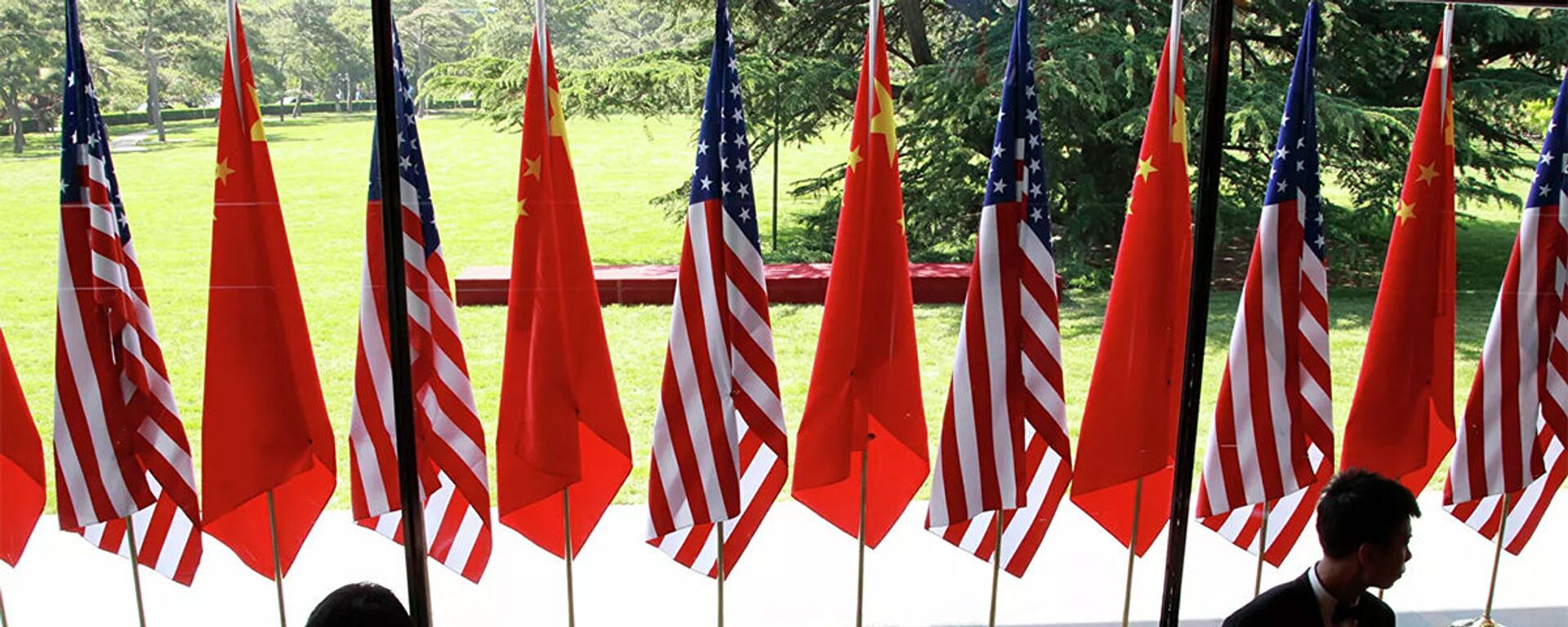 Флаги Китая и США на церемонии открытия американо-китайского стратегического и экономического диалога в Пекине  - 俄羅斯衛星通訊社, 1920, 25.11.2021