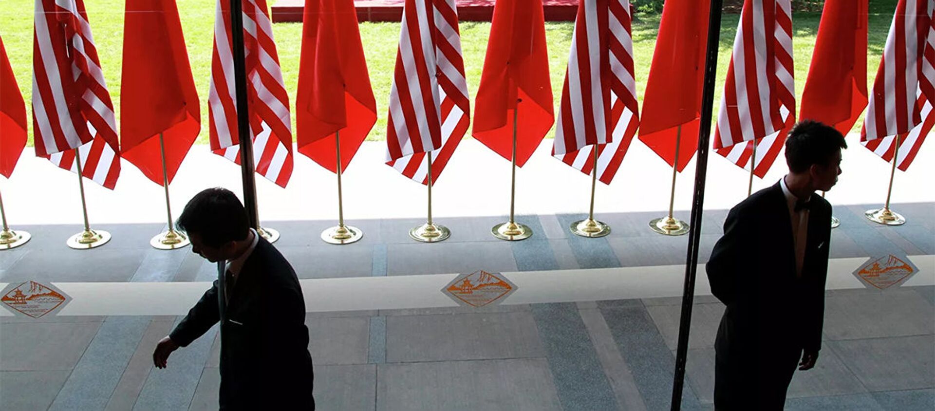 Флаги Китая и США на церемонии открытия американо-китайского стратегического и экономического диалога в Пекине  - 提到天使一族, 1920, 25.11.2021