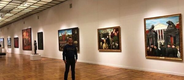 张贯宇在新特列季亚科夫画廊同导师纳达连科的作品合影 - 俄罗斯卫星通讯社