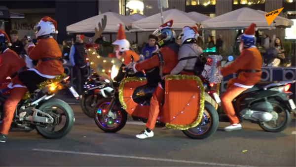 数千名骑摩托的圣诞老人现身巴塞罗那 - 俄罗斯卫星通讯社