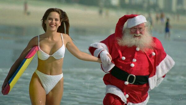 Австралийка и Санта-Клаус на пляже в Квинсленде, Австралия - 俄罗斯卫星通讯社