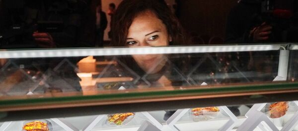 Участники аукциона уникальных сувенирных камней Янтарь-инклюз в Калининграде - 俄罗斯卫星通讯社