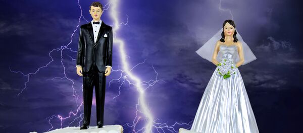 Фигурки жениха и невесты на разрезанном свадебном торте - 俄羅斯衛星通訊社