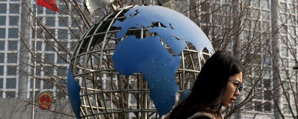 Девушка проходит мимо здания Министерства иностранных дел в Пекине - 俄罗斯卫星通讯社