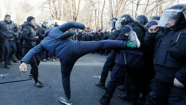 Украинский активист атакует полицию во время митинга против земельной реформы - 俄罗斯卫星通讯社