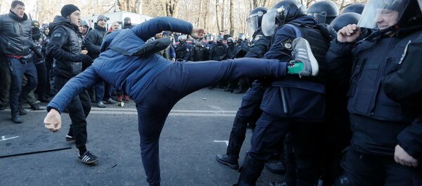 Украинский активист атакует полицию во время митинга против земельной реформы - 俄罗斯卫星通讯社