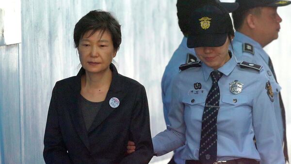 Бывший президент Южной Кореи Пак Кын Хе прибывает на слушание по продлению срока ее содержания под стражей в Центральном окружном суде Сеула, Южная Корея - 俄羅斯衛星通訊社