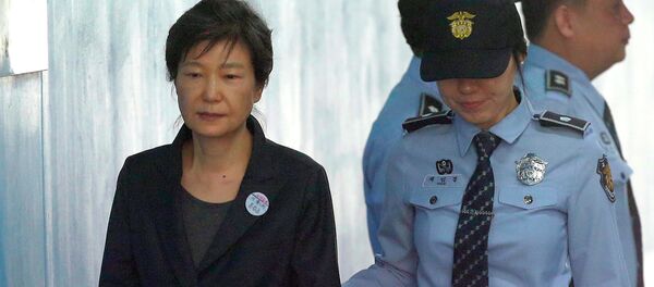 Бывший президент Южной Кореи Пак Кын Хе прибывает на слушание по продлению срока ее содержания под стражей в Центральном окружном суде Сеула, Южная Корея - 俄罗斯卫星通讯社