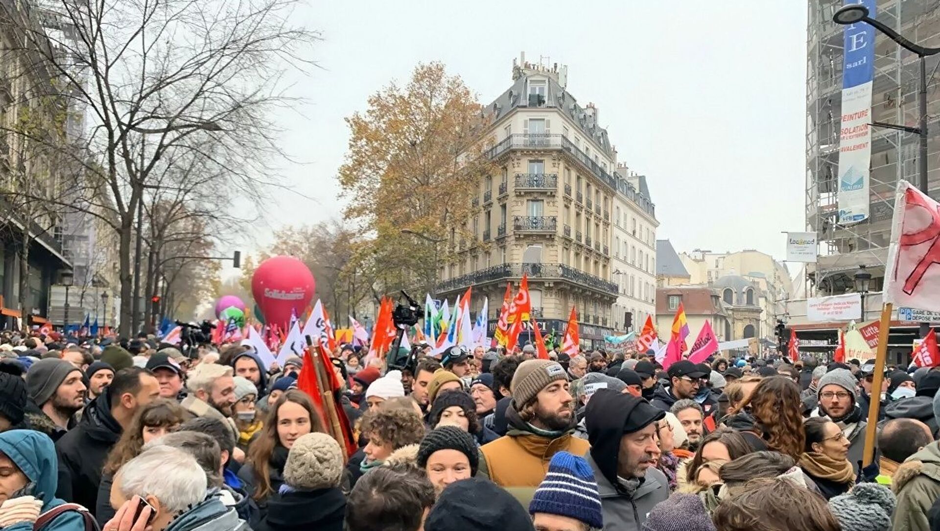 法国“黄马甲”示威造成严重损失 然而获益的是他们_凤凰网