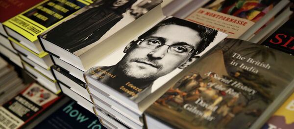 情報部門前僱員愛德華·斯諾登所著《永久記錄》 - 俄羅斯衛星通訊社