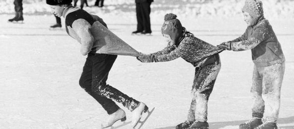 Ребята катаются на коньках «паровозиком», 1976 год - 俄羅斯衛星通訊社