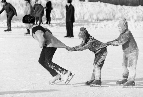 Ребята катаются на коньках «паровозиком», 1976 год - 俄罗斯卫星通讯社