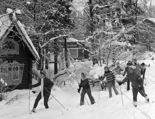 Дети на лыжной прогулке в зимнем оздоровительном лагере, 1979 год - 俄罗斯卫星通讯社