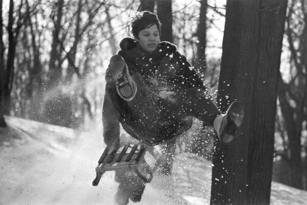 Мальчик катается на санках, 1976 год - 俄罗斯卫星通讯社