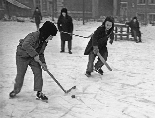 Дети играют в хоккей во дворе, 1959 год - 俄羅斯衛星通訊社