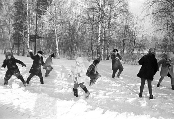 Дети, играющие в снежки, 1969 год - 俄罗斯卫星通讯社