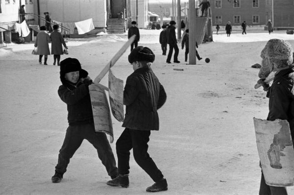Дети играют во дворе одного из районов города Якутска, 1973 год - 俄罗斯卫星通讯社