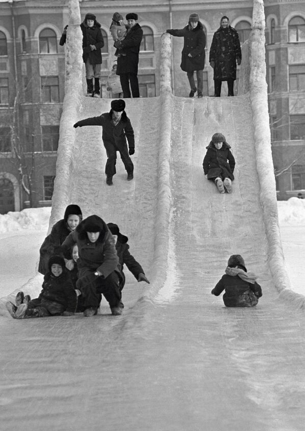 Дети катаются на ледяной горке в городе Пермь, 1973 год - 俄羅斯衛星通訊社