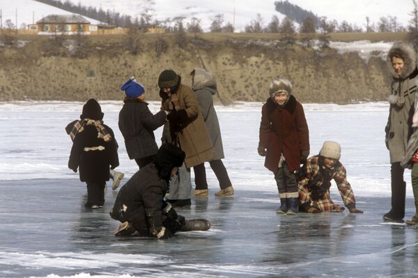Дети поселка Байкальское играют на льду озера Байкал, 1988 год - 俄罗斯卫星通讯社