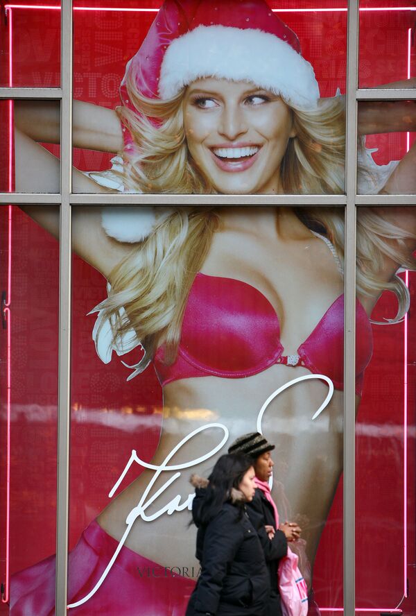 Прохожие у витрины с рекламой нижнего белья в Нью-Йорке  - 俄羅斯衛星通訊社