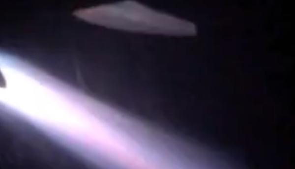 美国航空公司乘客在飞行途中看到发动机起火 - 俄罗斯卫星通讯社