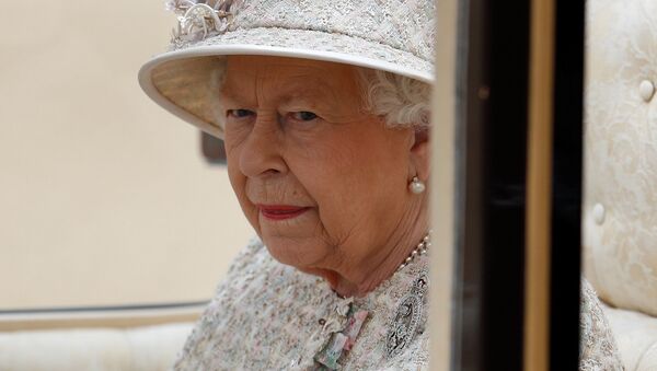 英国女王伊丽莎白二世首次拄拐杖出现在公众面前 - 俄罗斯卫星通讯社