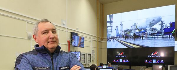 Генеральный директор госкорпорации Роскосмос Дмитрий Рогозин в командном пункте обслуживания стартового комплекса РН Союз-2 на космодроме Восточный в Амурской области. Генеральный директор госкорпорации Роскосмос Дмитрий Рогозин в командном пункте обслуживания стартового комплекса РН Союз-2 на космодроме Восточный в Амурской области. - 俄罗斯卫星通讯社