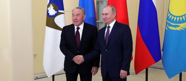 20 декабря 2019. Президент РФ Владимир Путин и первый президент Республики Казахстан Нурсултан Назарбаев (слева) во время встречи в Президентской библиотеке имени Б. Н. Ельцина перед заседанием Высшего евразийского экономического совета (ВЕЭС). - 俄罗斯卫星通讯社