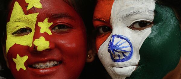 Девочки с изображениями национальных флагов Индии и Китая Девочки с изображениями национальных флагов Индии и Китая - 俄羅斯衛星通訊社