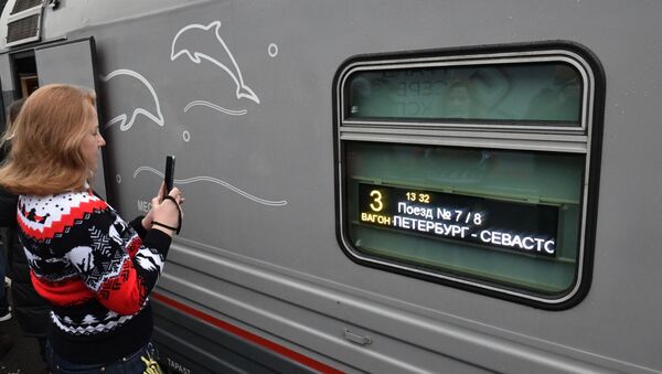 首列通過克里米亞大橋的旅客列車（視頻） - 俄羅斯衛星通訊社