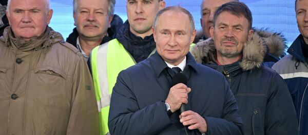 Президент РФ Владимир Путин на церемонии открытия движения по железнодорожной части Крымского моста через Керченский пролив на станции Тамань пассажирская Президент РФ Владимир Путин на церемонии открытия движения по железнодорожной части Крымского моста через Керченский пролив на станции Тамань пассажирская - 俄罗斯卫星通讯社