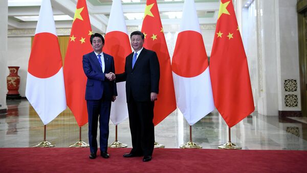 Председатель КНР Си Цзиньпин и премьер-министр Японии Синдзо Абэ - 俄罗斯卫星通讯社