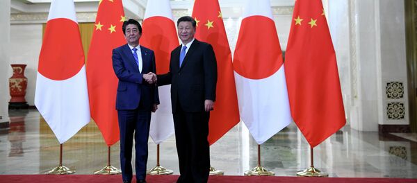 Председатель КНР Си Цзиньпин и премьер-министр Японии Синдзо Абэ - 俄罗斯卫星通讯社
