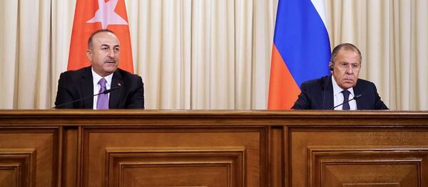 Министр иностранных дел России Сергей Лавров и глава МИД Турции Мевлют Чавушоглу во время пресс-конференции.  - 俄罗斯卫星通讯社