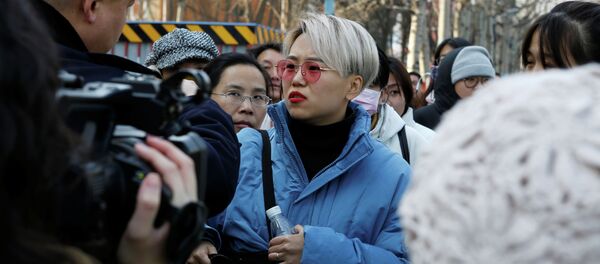 Teresa Xu, 31, speaks to a police officer outside Chaoyang People's Court after a court hearing of her suit against a Beijing hospital - 俄罗斯卫星通讯社