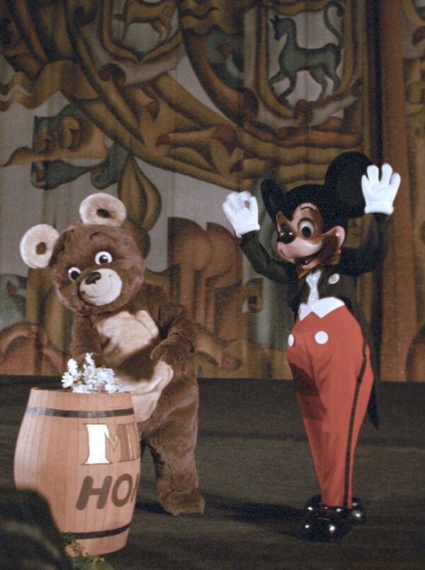 奥运会吉祥物米沙熊和米奇在沃尔特·迪斯尼动画电影在“俄罗斯”电影院的首映礼，1988年。 - 俄罗斯卫星通讯社