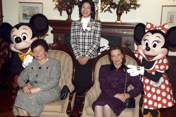 葉利欽的妻子奈娜·約瑟福芙娜·葉利欽娜參觀東京迪士尼樂園，1993年。 - 俄羅斯衛星通訊社